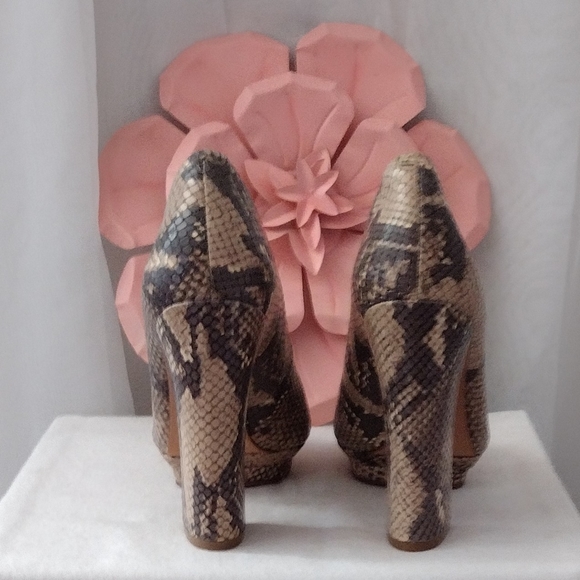 BCBGMAXAZRIA Dahlia Leather Heels. Size 7.5B - Picture 4 of 8